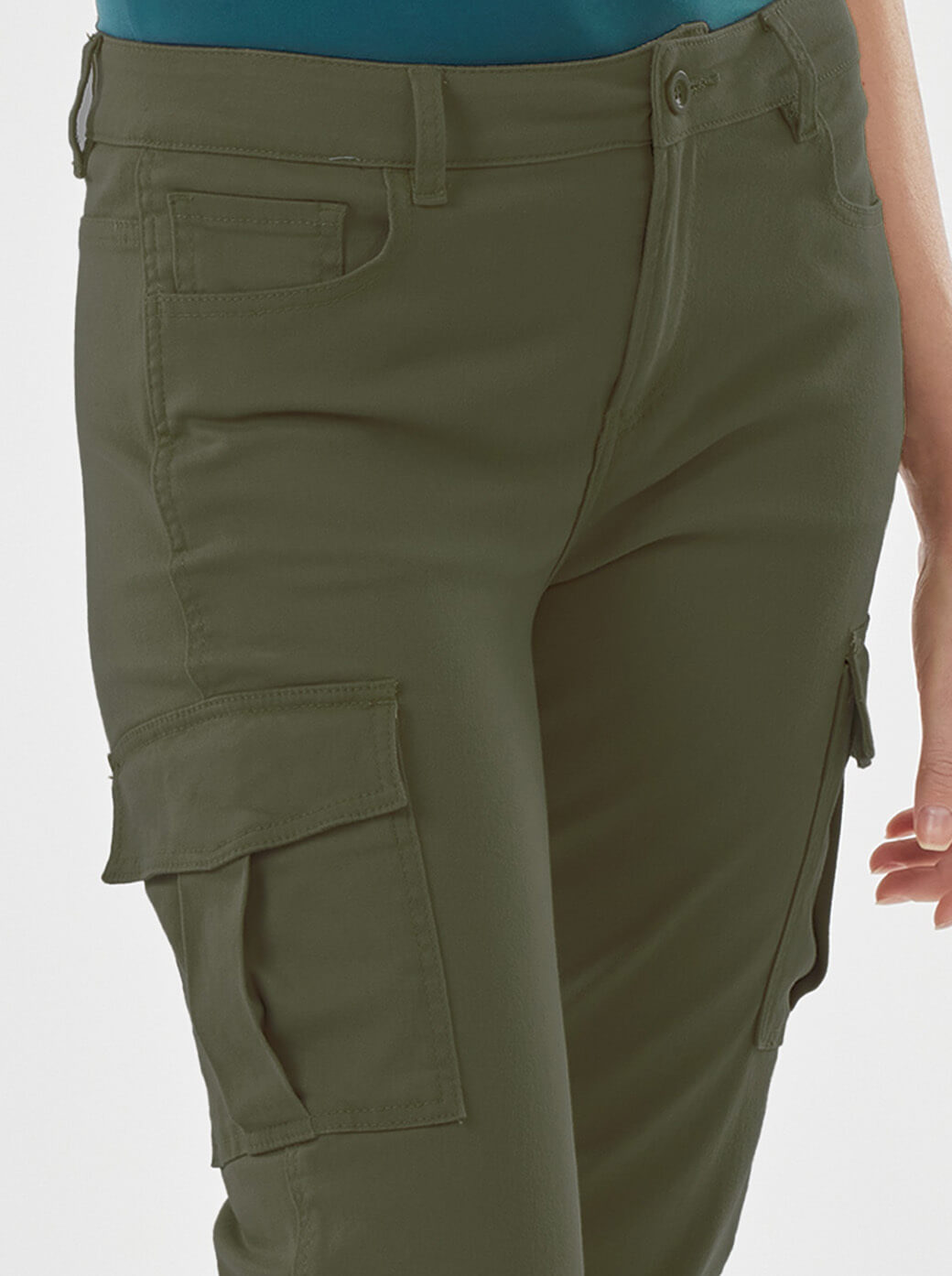 Pantalón verde tipo cargo Esenciales