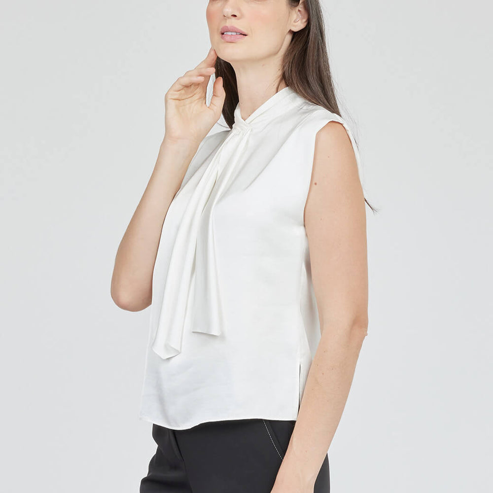 
                      
                        Blusa marfil Velia
                      
                    