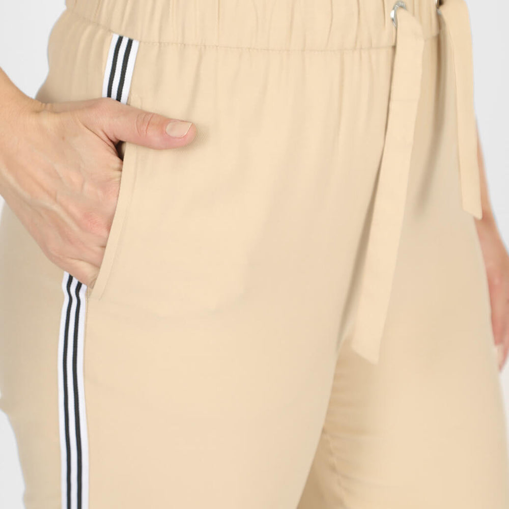 
                      
                        Pantalón beige Libia
                      
                    