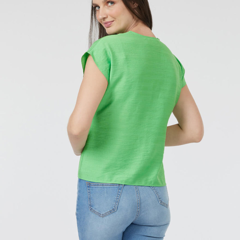 
                      
                        Blusa verde con hombro caído Esenciales
                      
                    