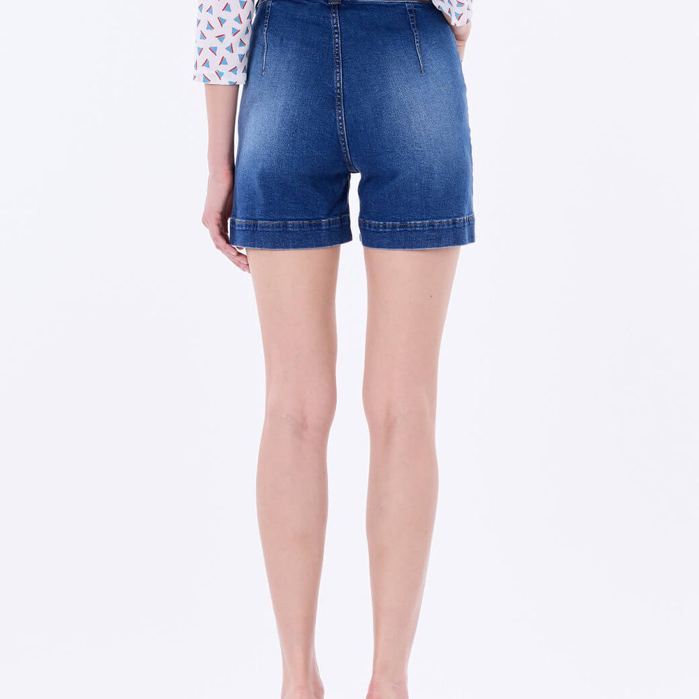 
                      
                        Short azul con bolsillos Esenciales
                      
                    