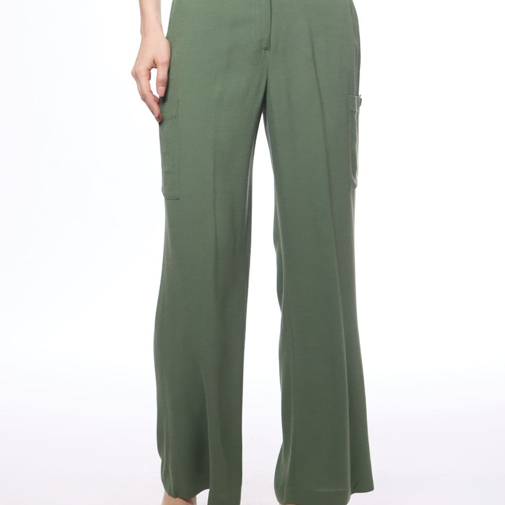 
                      
                        Pantalón verde Yasbeth
                      
                    