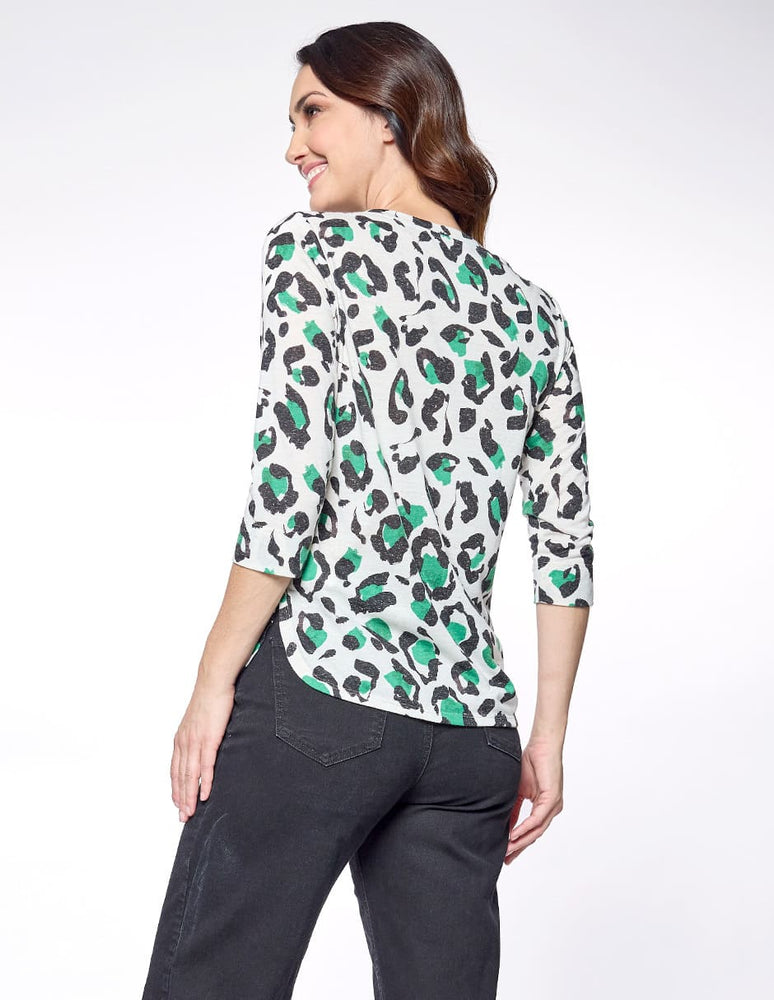 
                      
                        Blusa beige animal print Esenciales
                      
                    