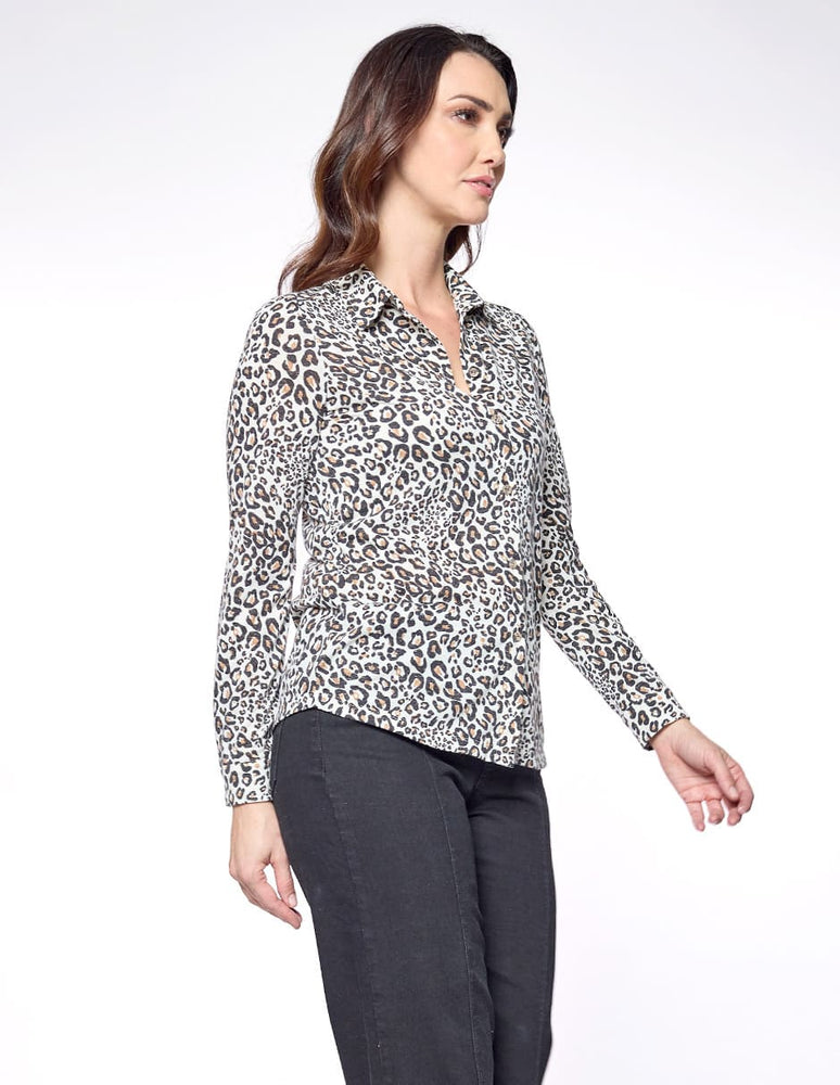 
                      
                        Blusa camisera animal print Esenciales
                      
                    