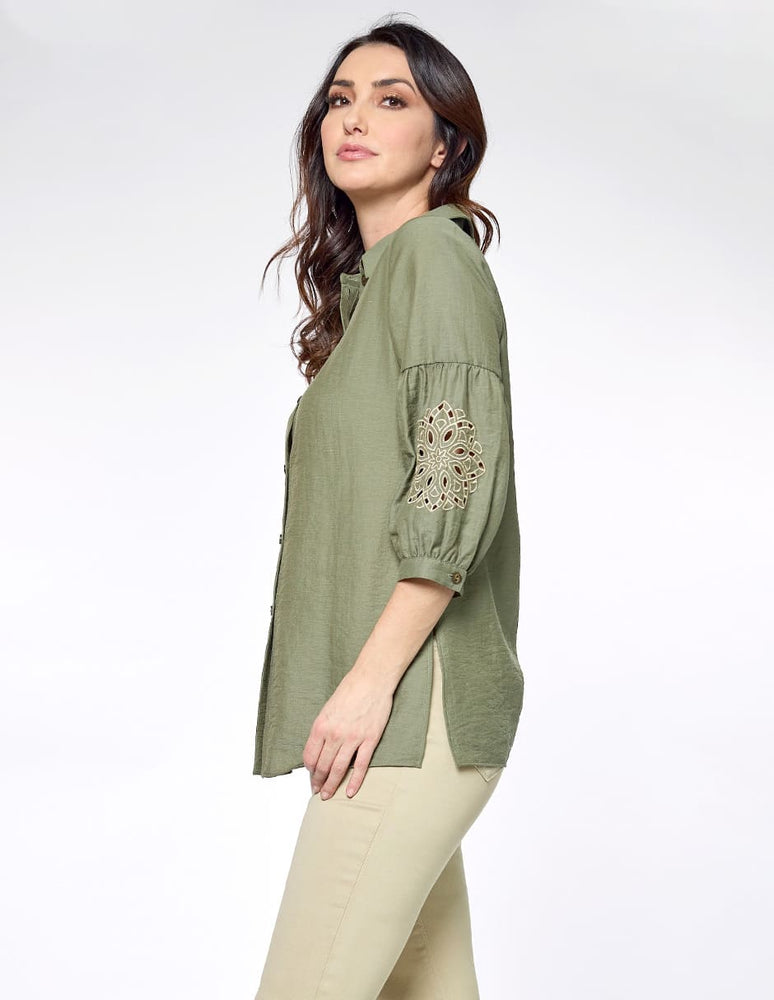 
                      
                        Blusa verde olvio lisa Esenciales
                      
                    