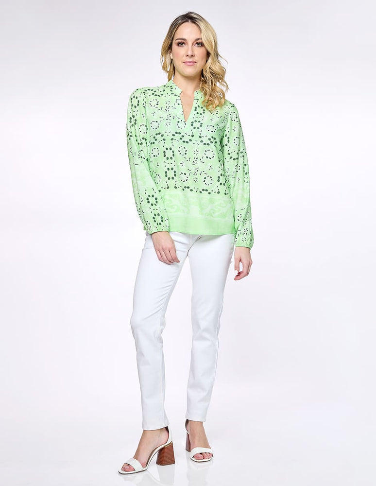 
                      
                        Blusa estampada verde Esenciales
                      
                    