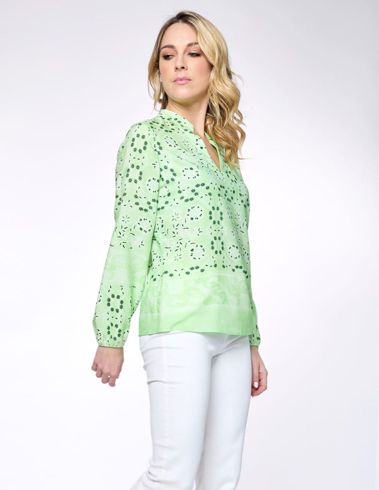 
                      
                        Blusa estampada verde Esenciales
                      
                    