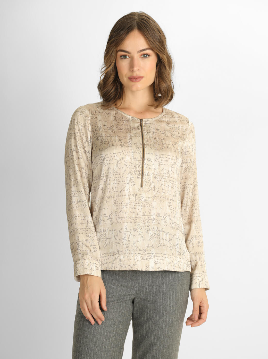 Blusa beige con escote Yunuen