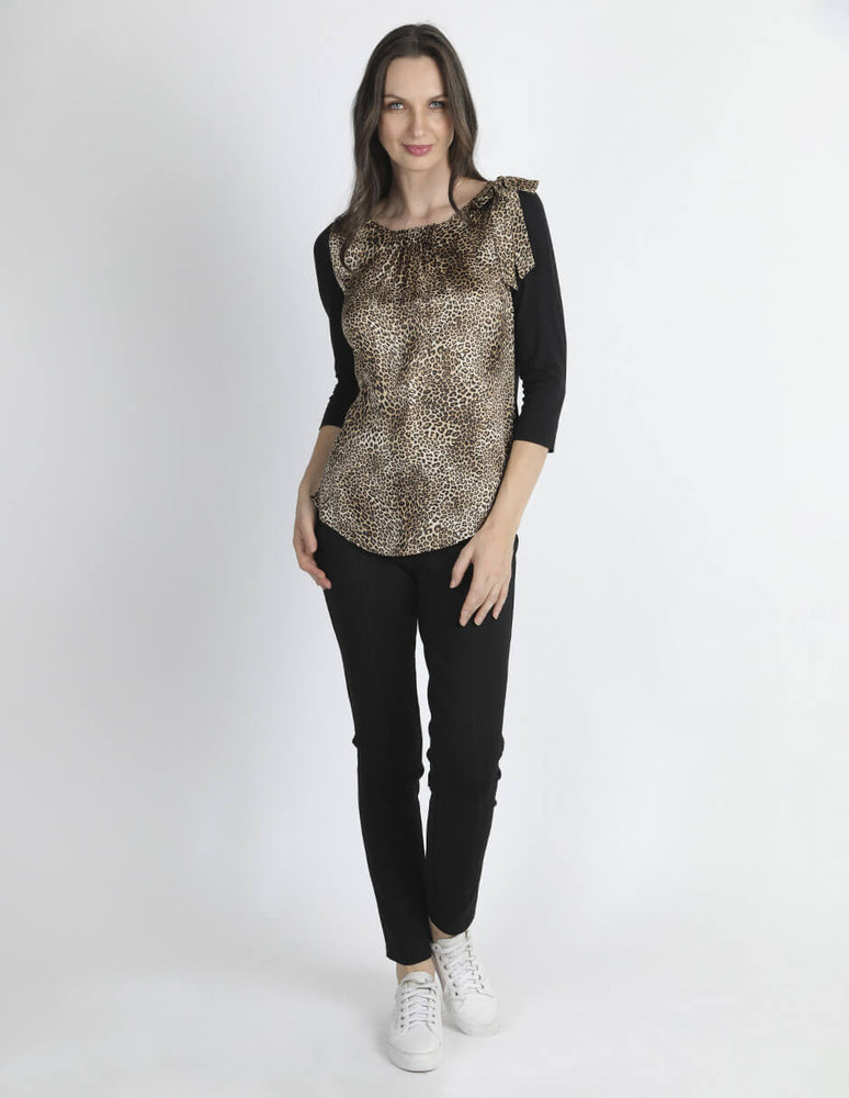 
                      
                        Blusa negra con tablas Esenciales
                      
                    