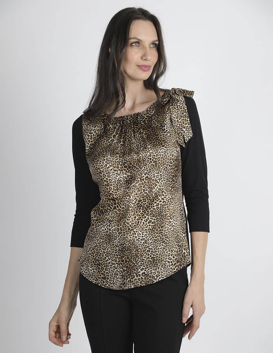 Blusa negra con tablas Esenciales