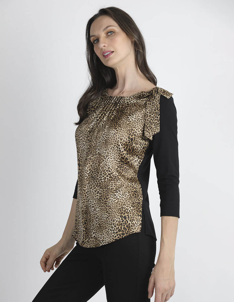 
                      
                        Blusa negra con tablas Esenciales
                      
                    