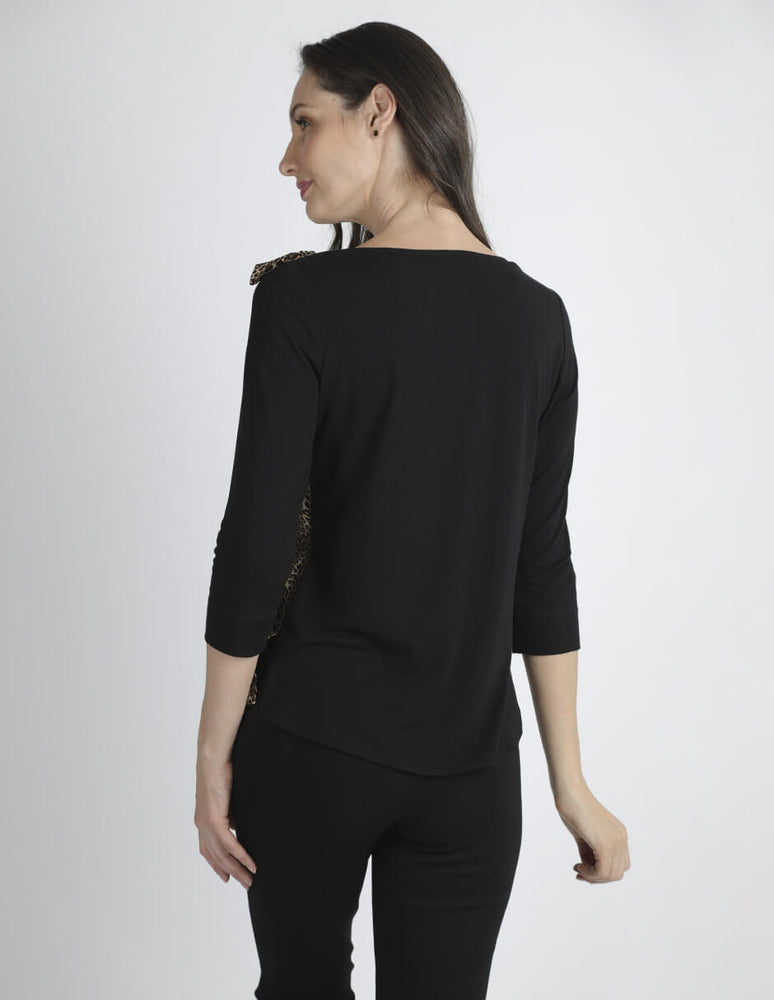 
                      
                        Blusa negra con tablas Esenciales
                      
                    