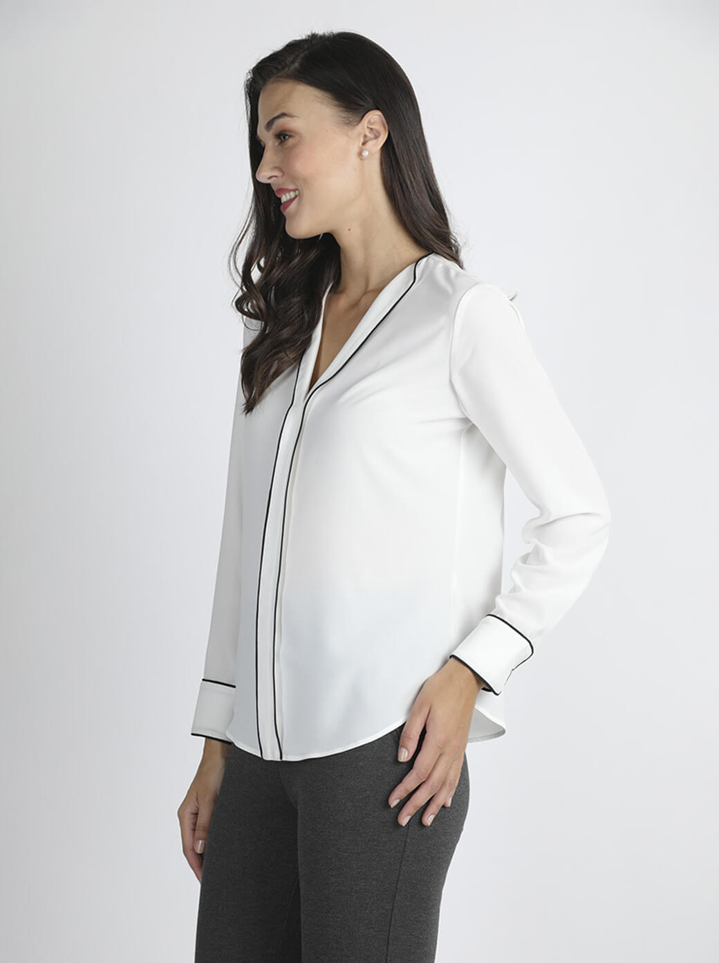 Blusa hueso con escote "V"