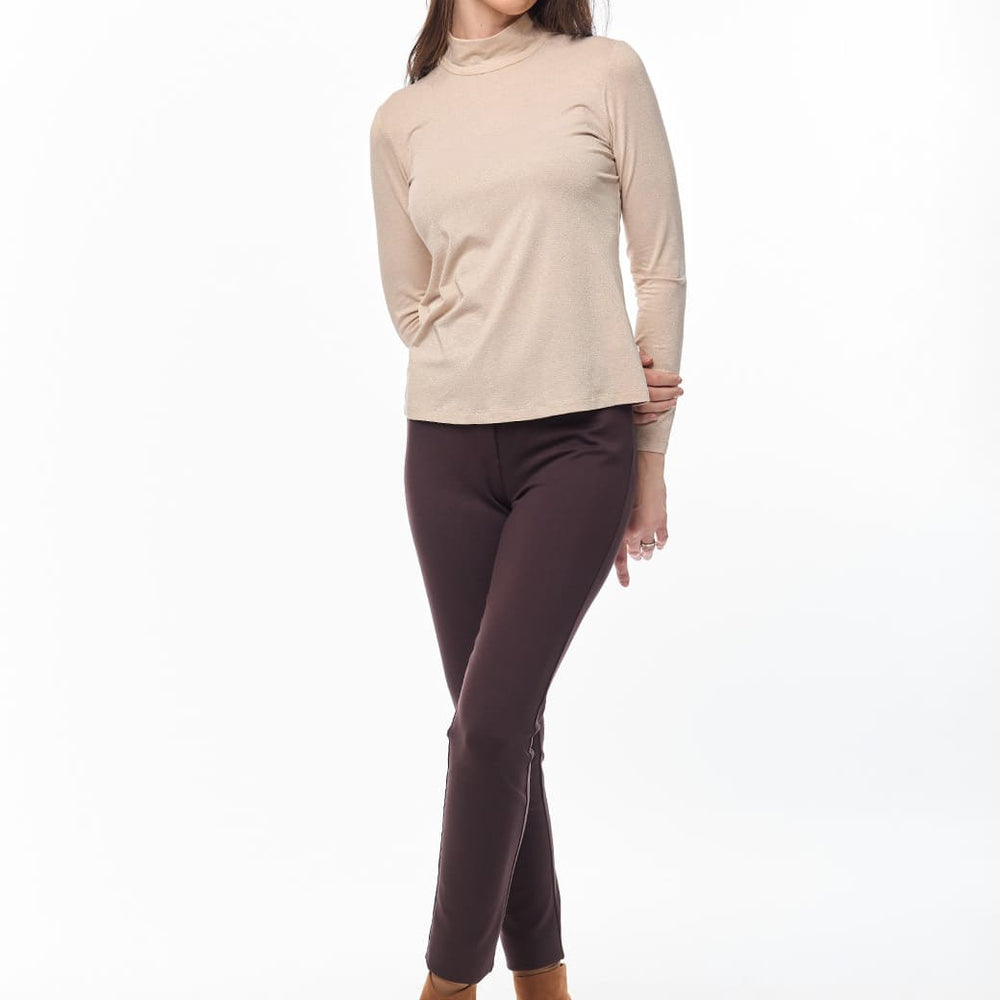 
                      
                        Blusa beige cuello alto Esenciales
                      
                    