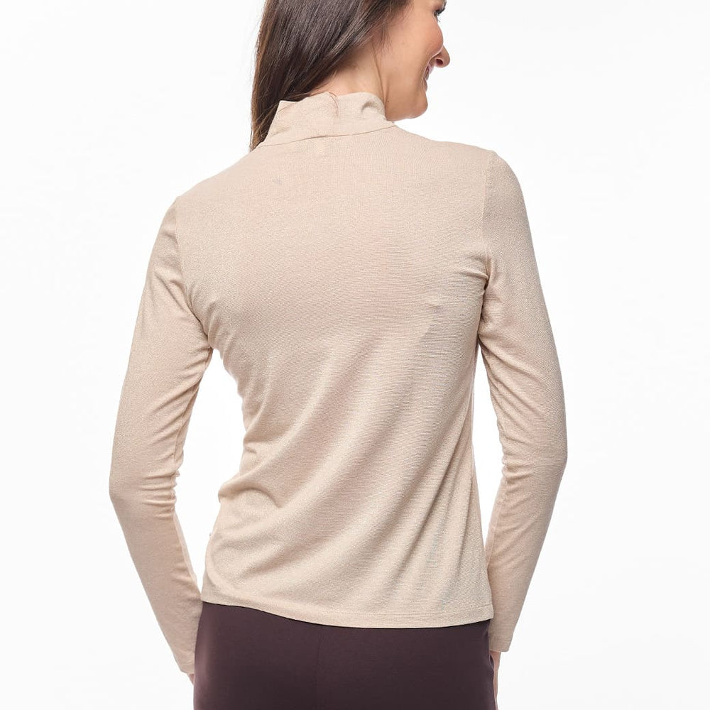 
                      
                        Blusa beige cuello alto Esenciales
                      
                    