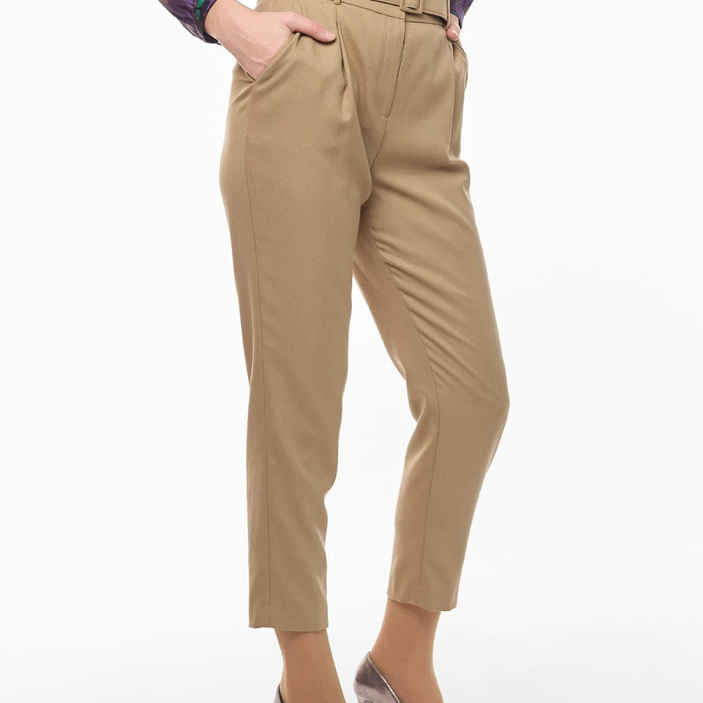 
                      
                        Pantalón beige Debra
                      
                    