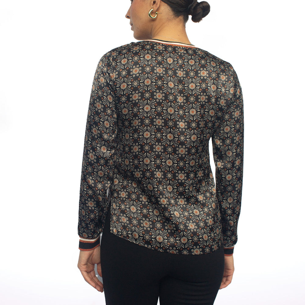 
                      
                        Blusa negra escote redondo Kelly
                      
                    