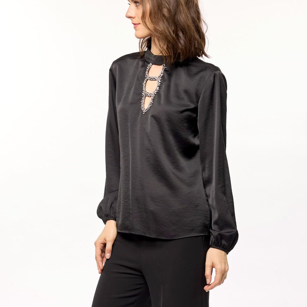 
                      
                        Blusa negra con detalle Leyna
                      
                    