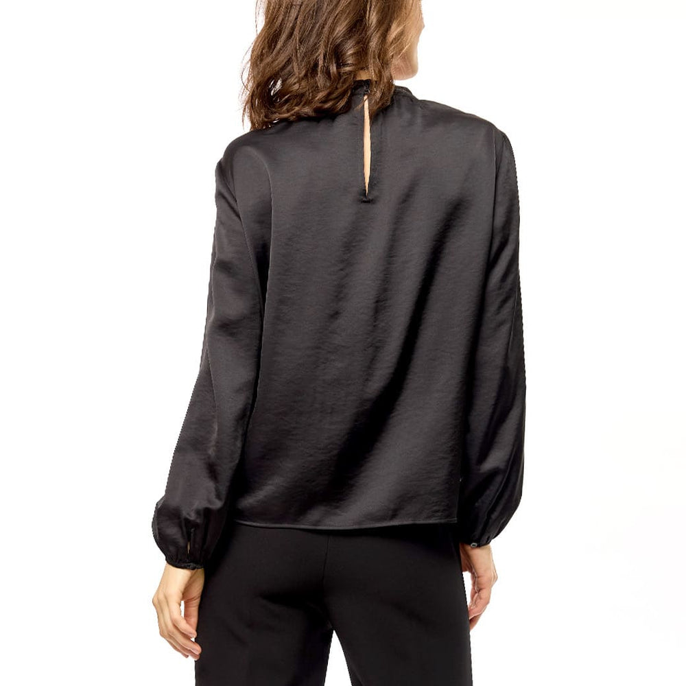 
                      
                        Blusa negra con detalle Leyna
                      
                    