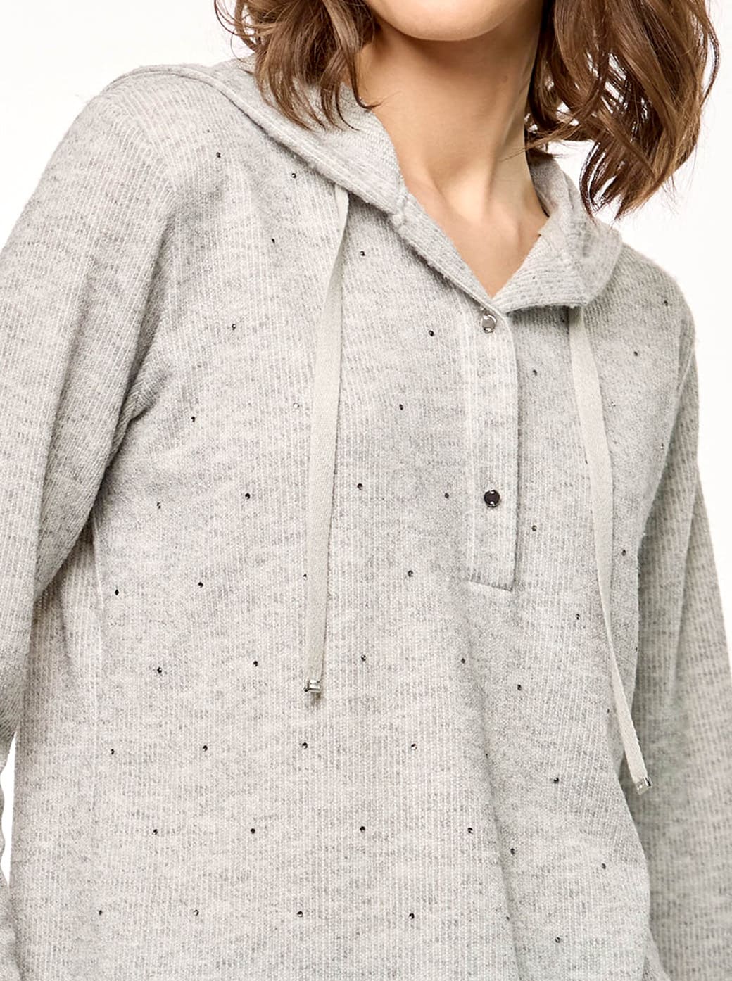 Sudadera gris con bontones y cuello V Comfort