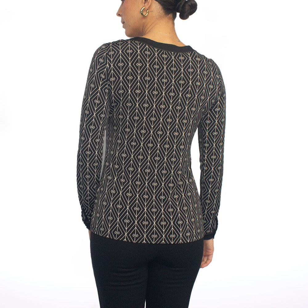 
                      
                        Blusa negro estampada Esenciales
                      
                    