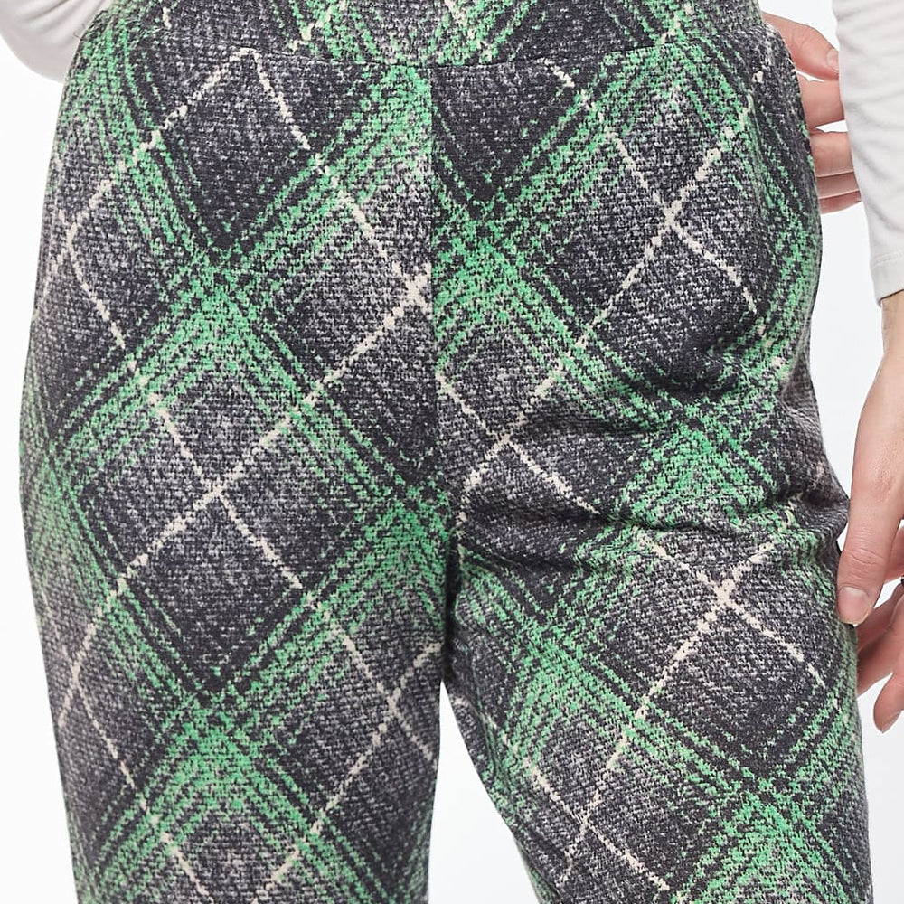 
                      
                        Pantalón verde con bolsa en costados Esenciales
                      
                    