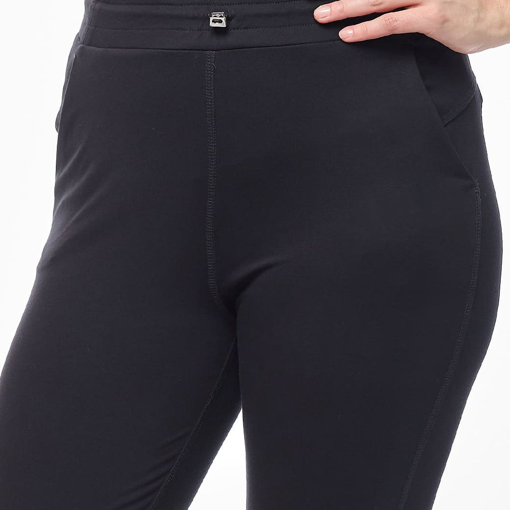 
                      
                        Pants negro con corte Comfort
                      
                    