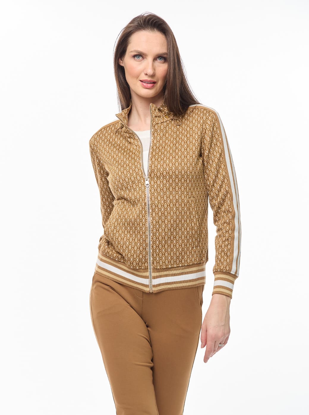 Chamarra camel estampada Comfort