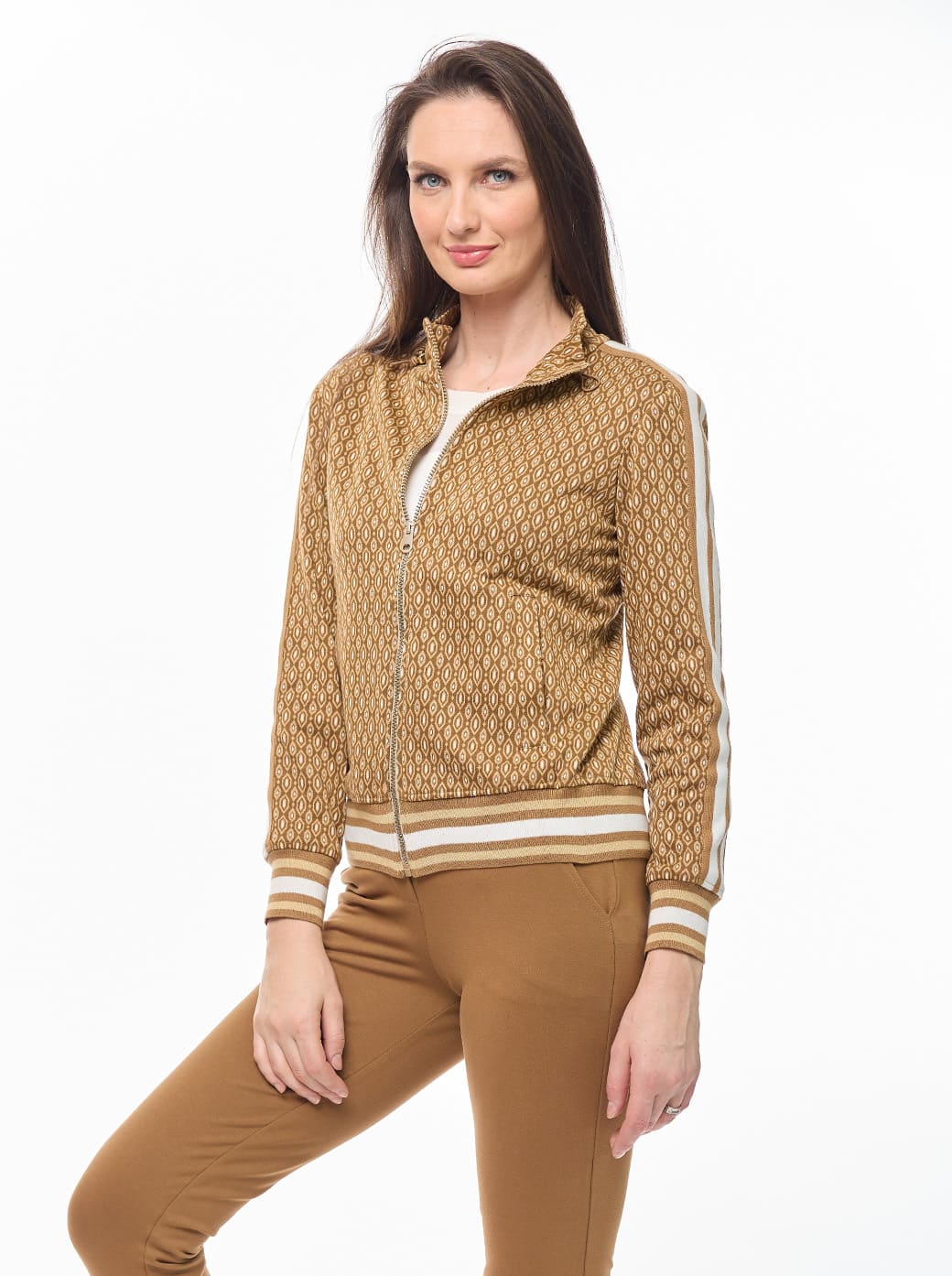 Chamarra camel estampada Comfort