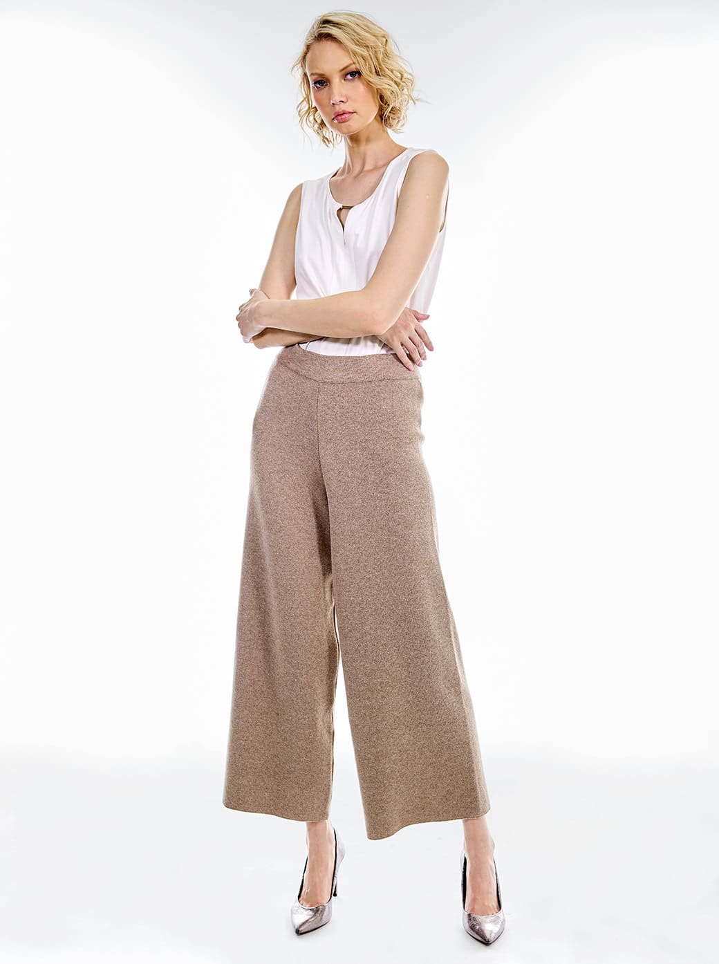 Pantalón camel pierna amplia Esenciales