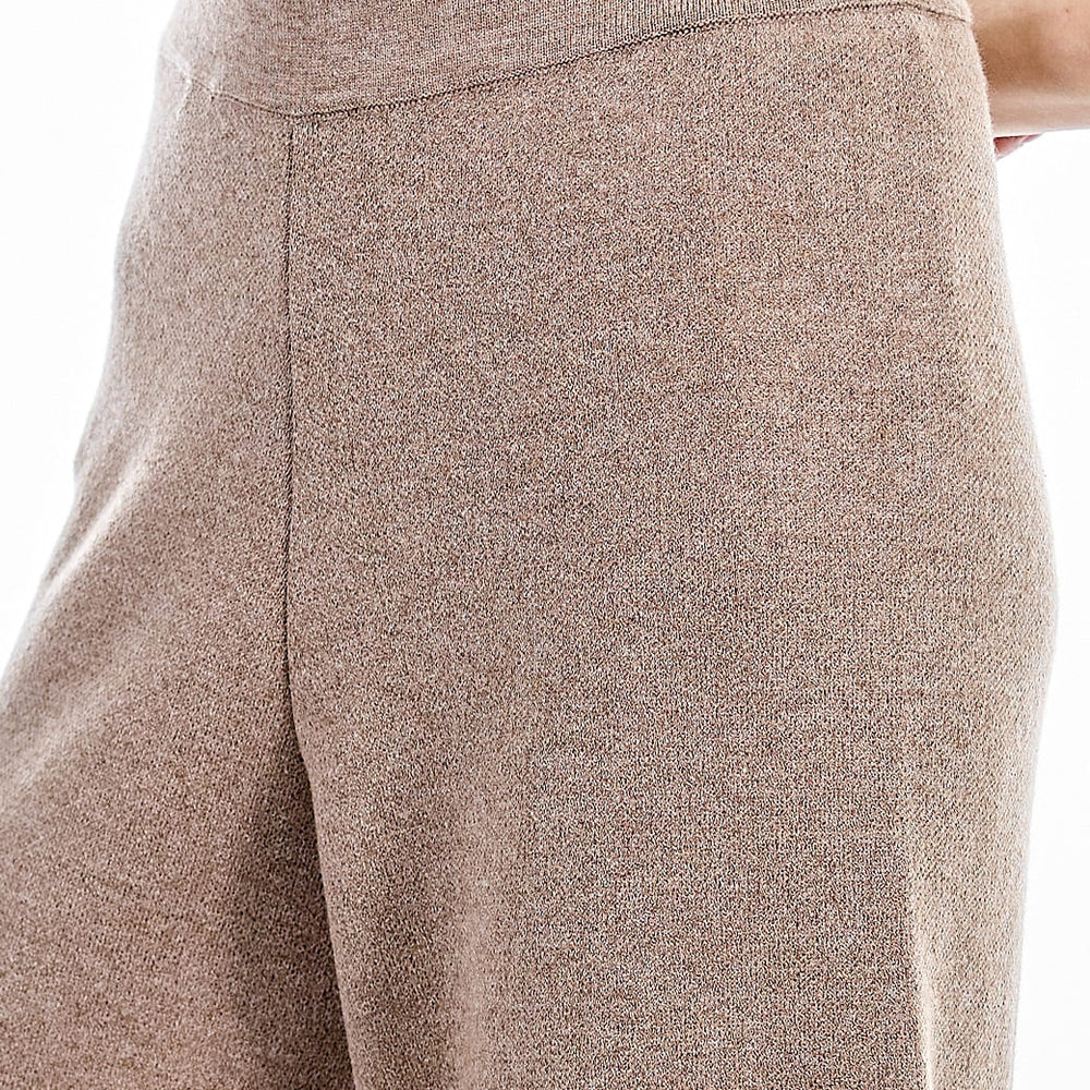 
                      
                        Pantalón camel pierna amplia Esenciales
                      
                    