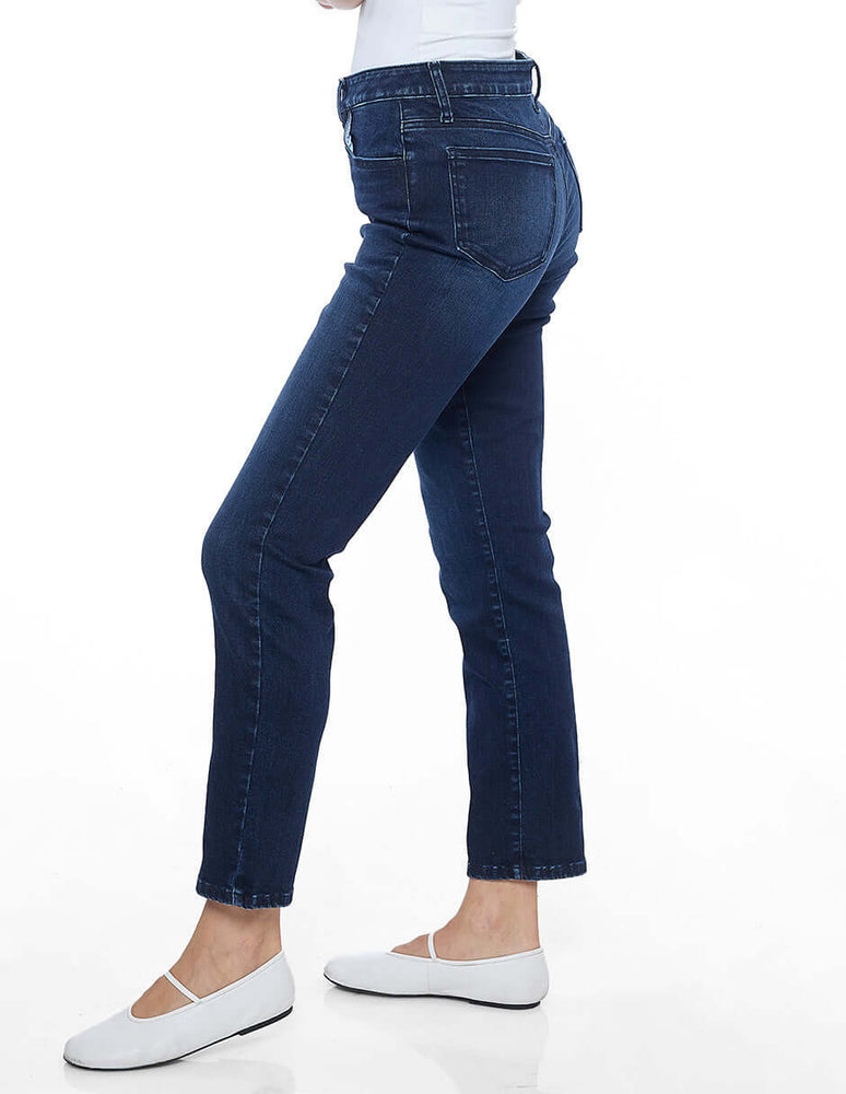 
                  
                    Jeans recto color azul marino para mujer, modelo Esenciales, ideal para otoño-invierno, estilo casual.
                  
                