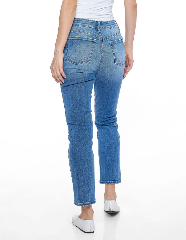 
                  
                    Jeans Deslavado Esenciales en color azul, vista trasera, ajuste recto, ideales para otoño-invierno 2025.
                  
                