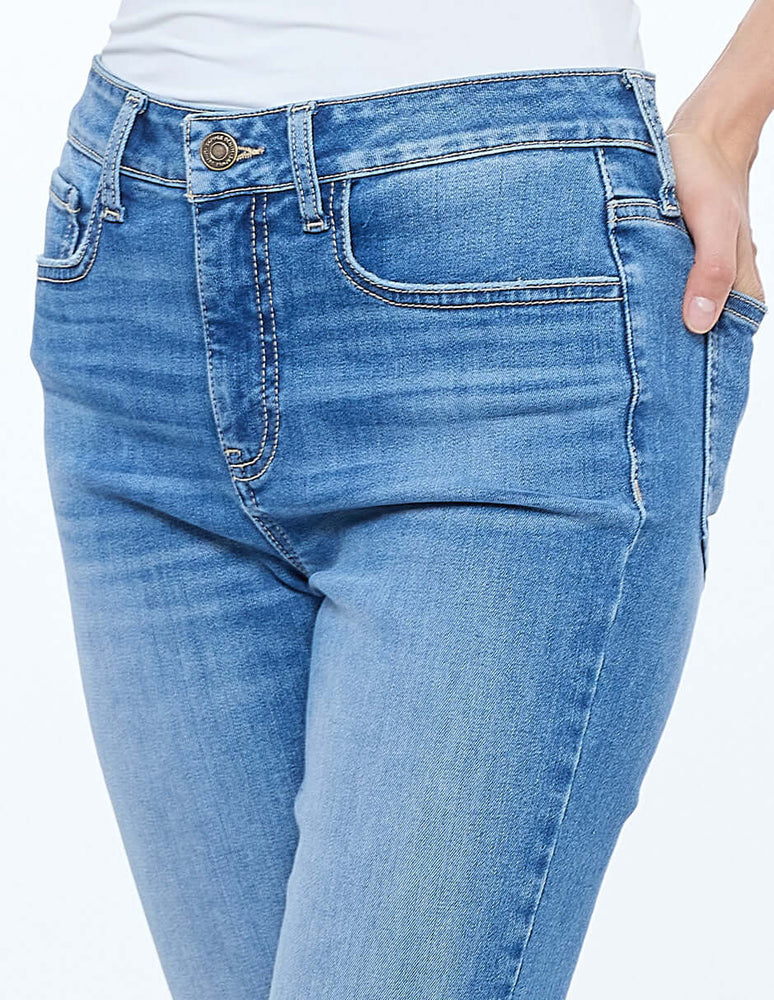 
                  
                    Jeans Deslavado Esenciales, corte vaquero azul, estilo recto, ideal para otoño-invierno 2025, tallas 26-38.
                  
                