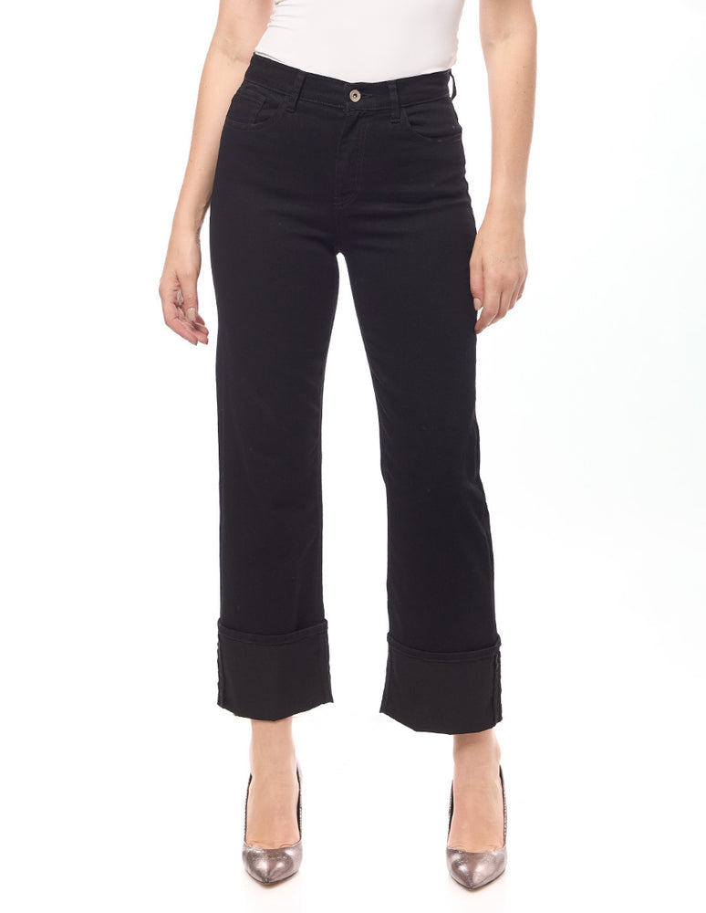 
                  
                    Jeans negros rectos con detalles en el ruedo, modelo ideal para otoño e invierno, combinan estilo y comodidad.
                  
                
