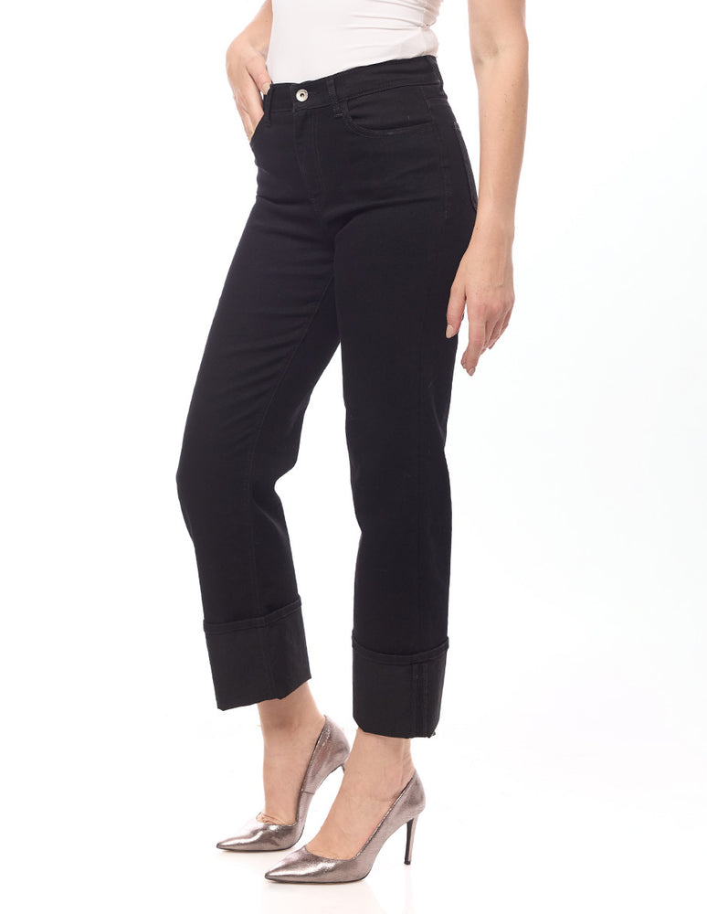 
                  
                    Descubre los jeans rectos Foley's de mezclilla negra con dobladillo doble. 
                  
                