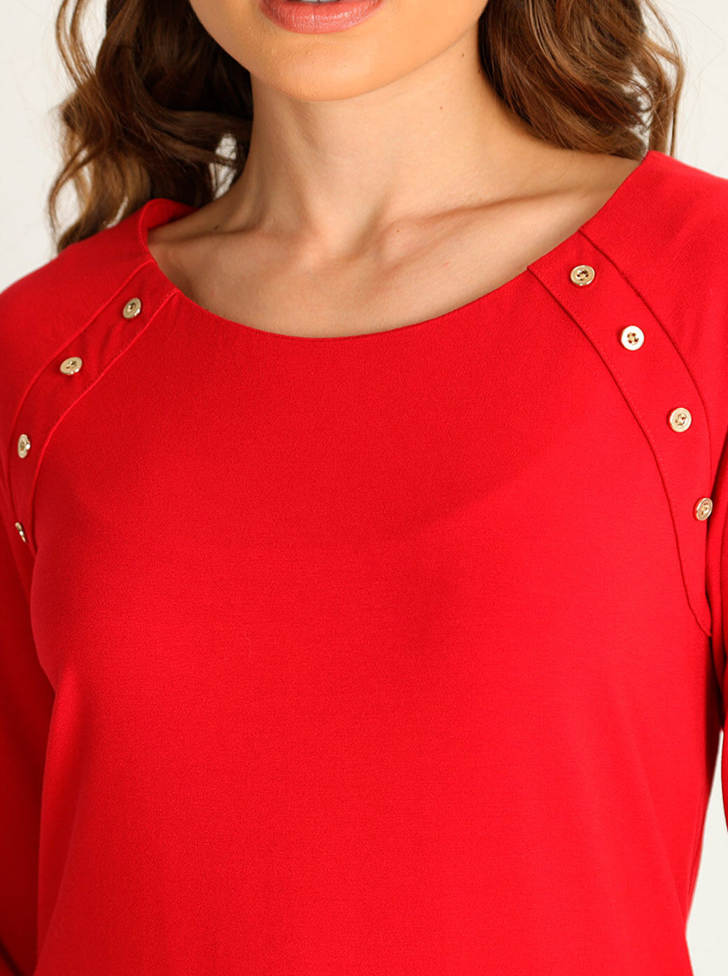 Blusa roja con botones dorados