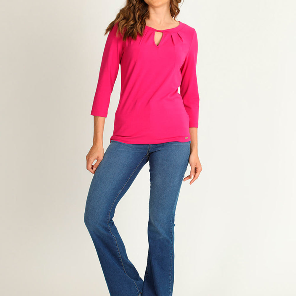 
                      
                        Blusa fucsia con escote torcido
                      
                    