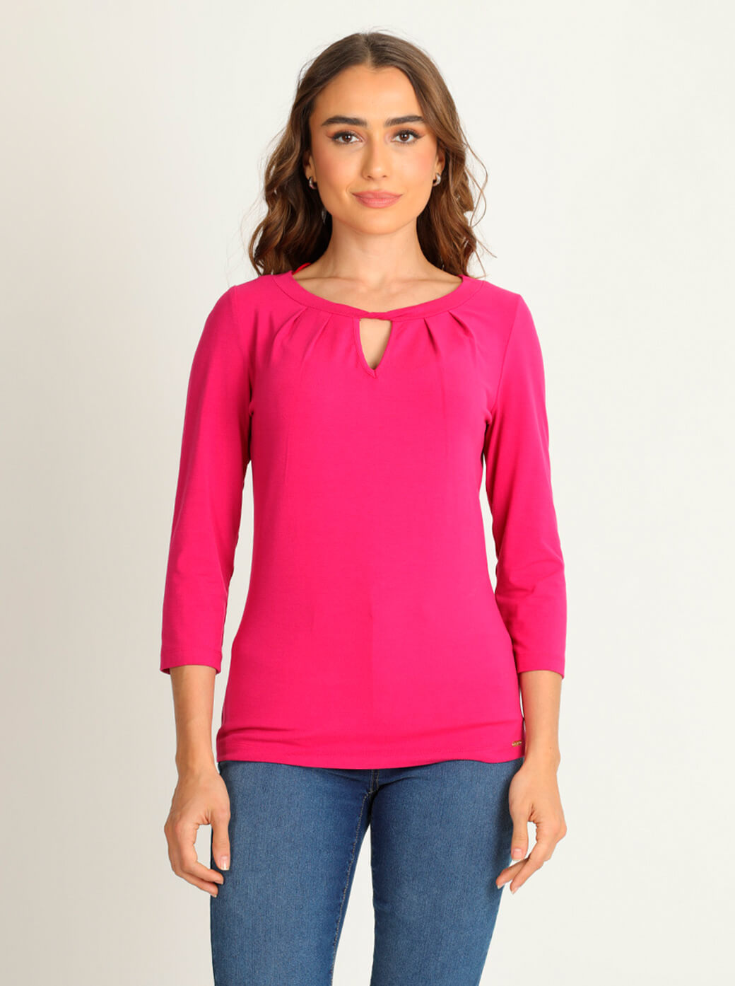 Blusa fucsia con escote torcido