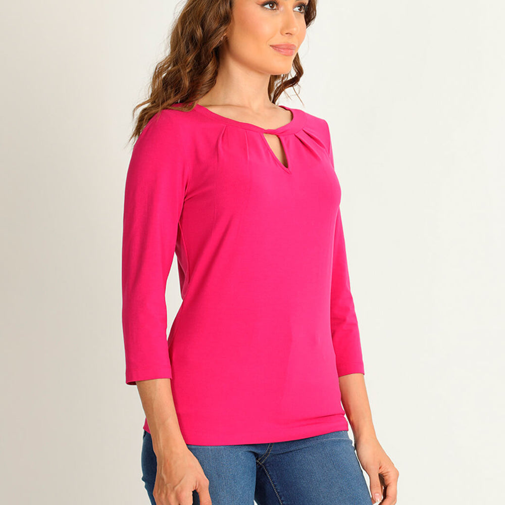 
                      
                        Blusa fucsia con escote torcido
                      
                    