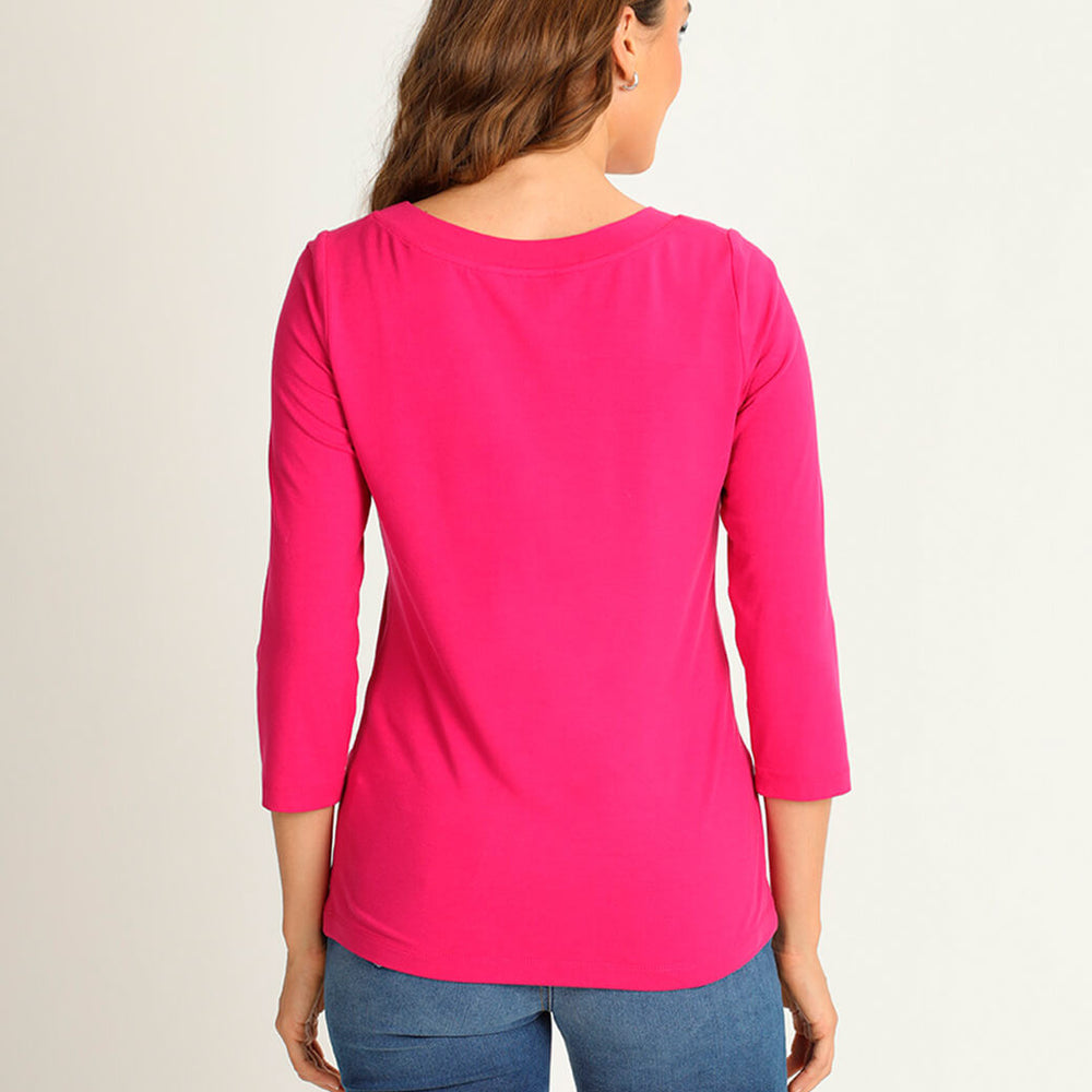 
                      
                        Blusa fucsia con escote torcido
                      
                    