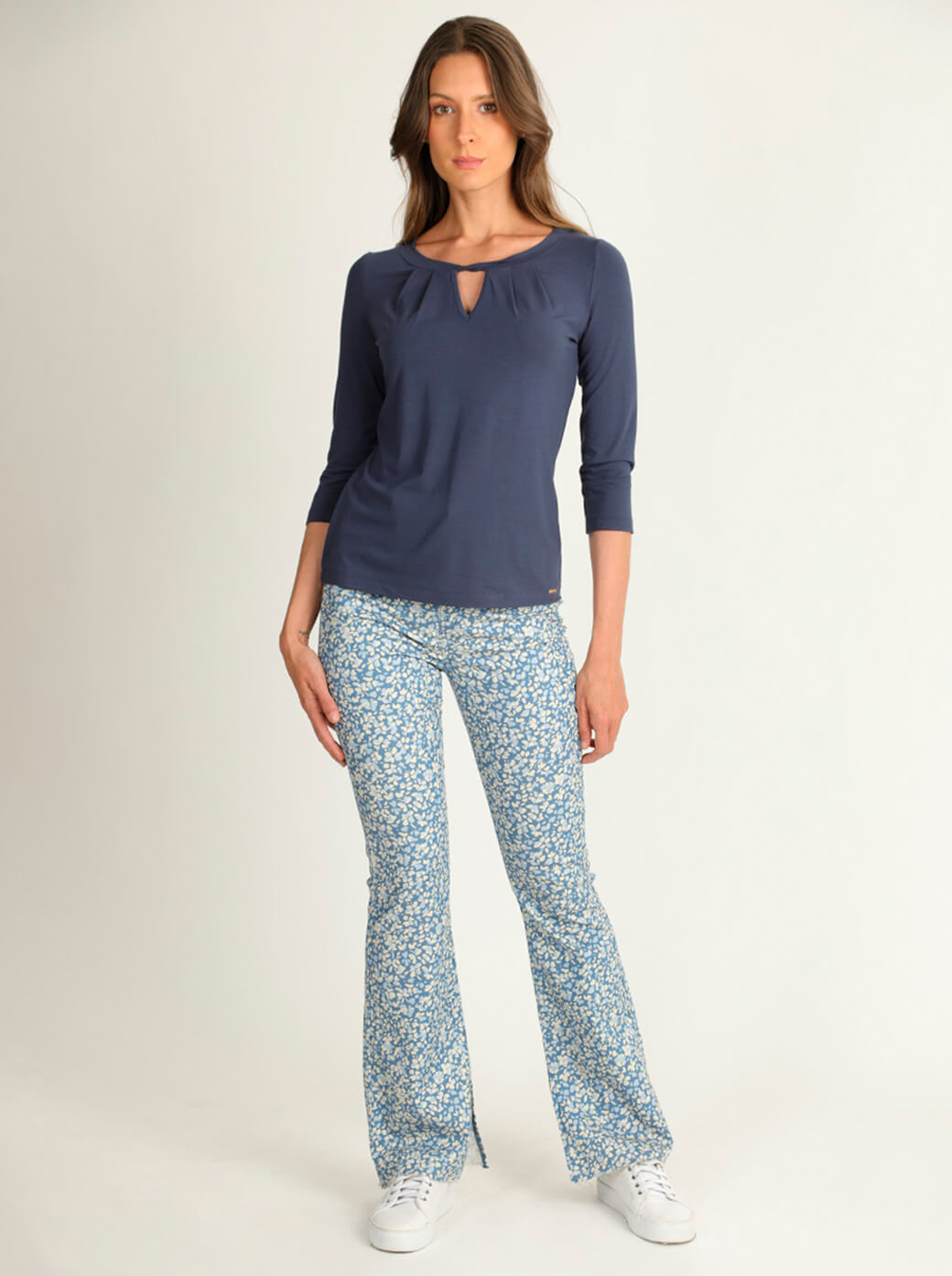 Blusa indigo con escote torcido