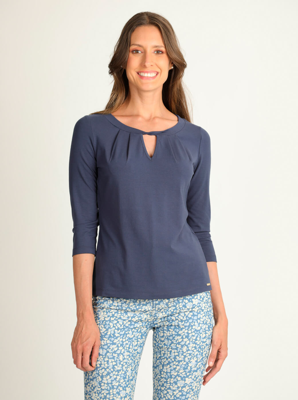 Blusa indigo con escote torcido