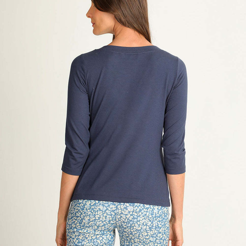 
                      
                        Blusa indigo con escote torcido
                      
                    