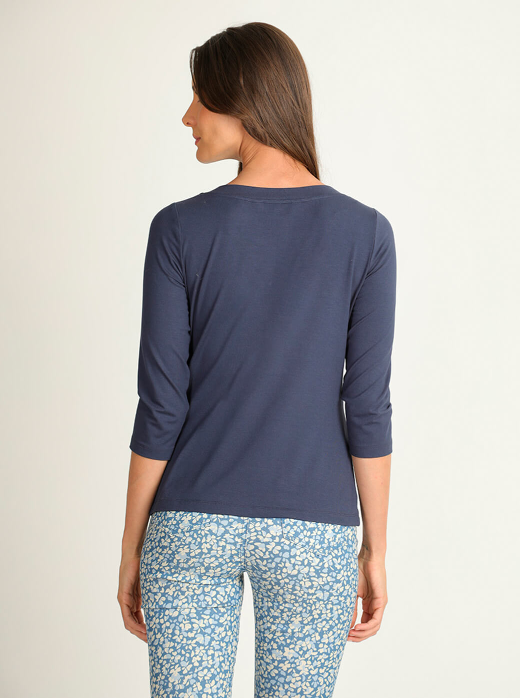 Blusa indigo con escote torcido