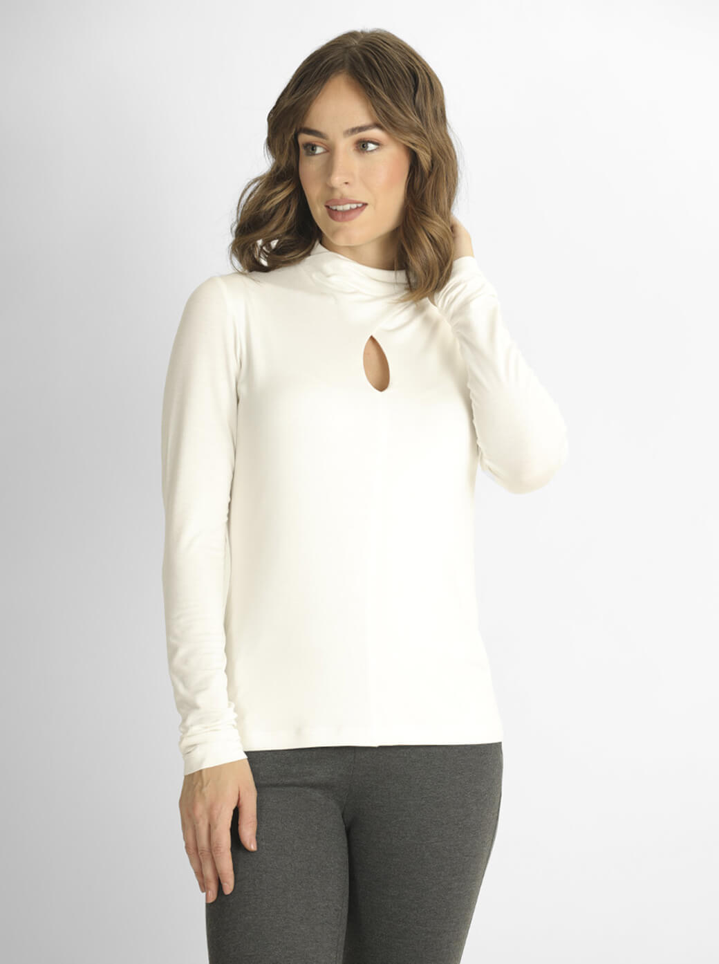 Blusa hueso con cuello mao cruzado