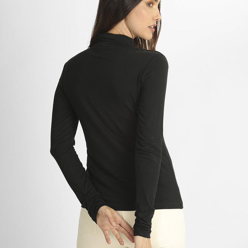 
                      
                        Blusa negra con cuello mao cruzado
                      
                    