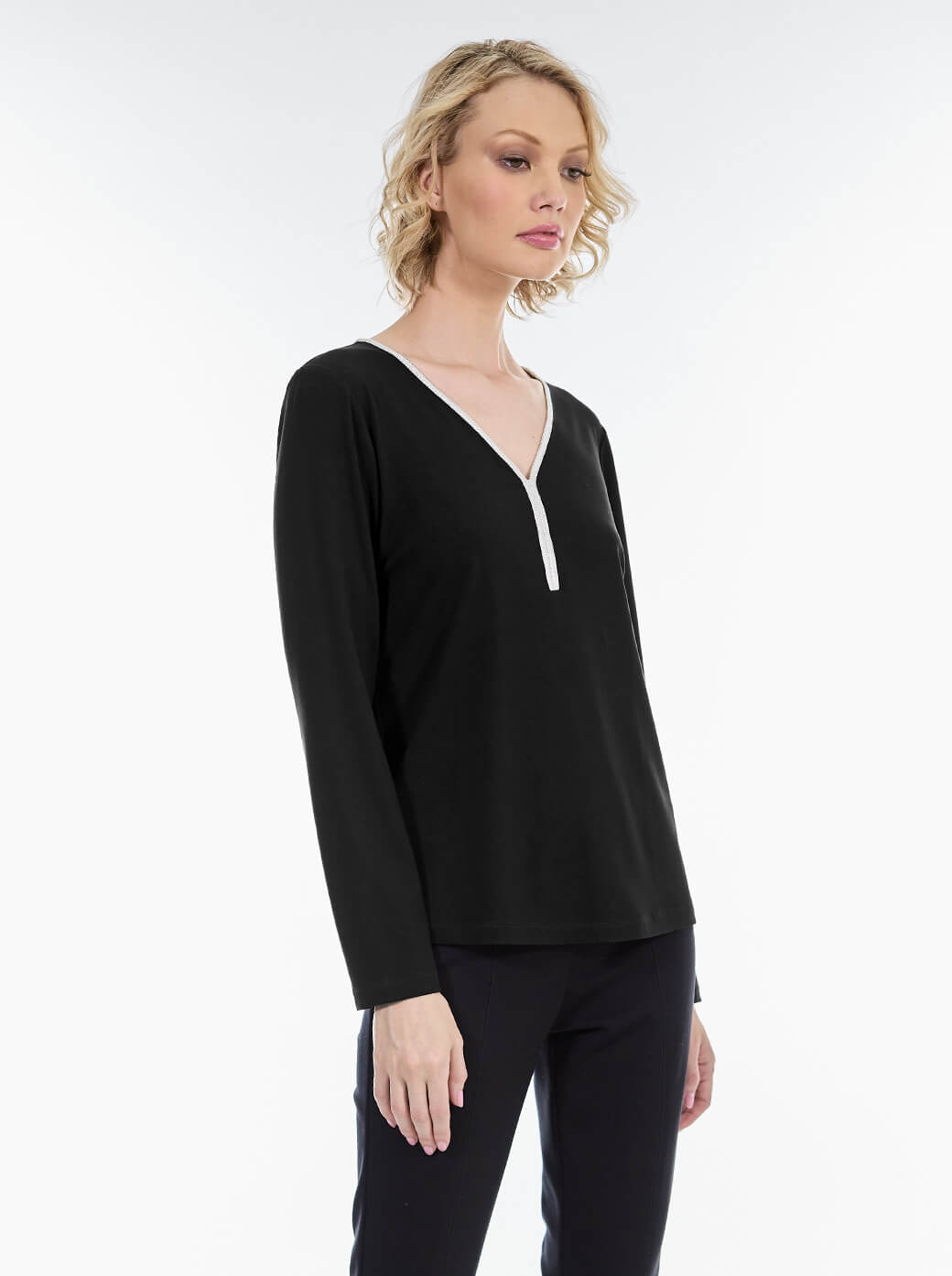 Blusa negra escote V Básicos