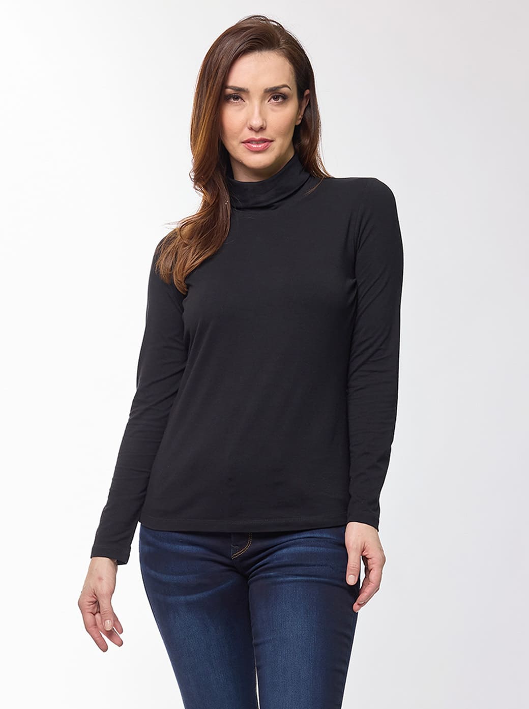 Blusa negra cuello alto Esenciales