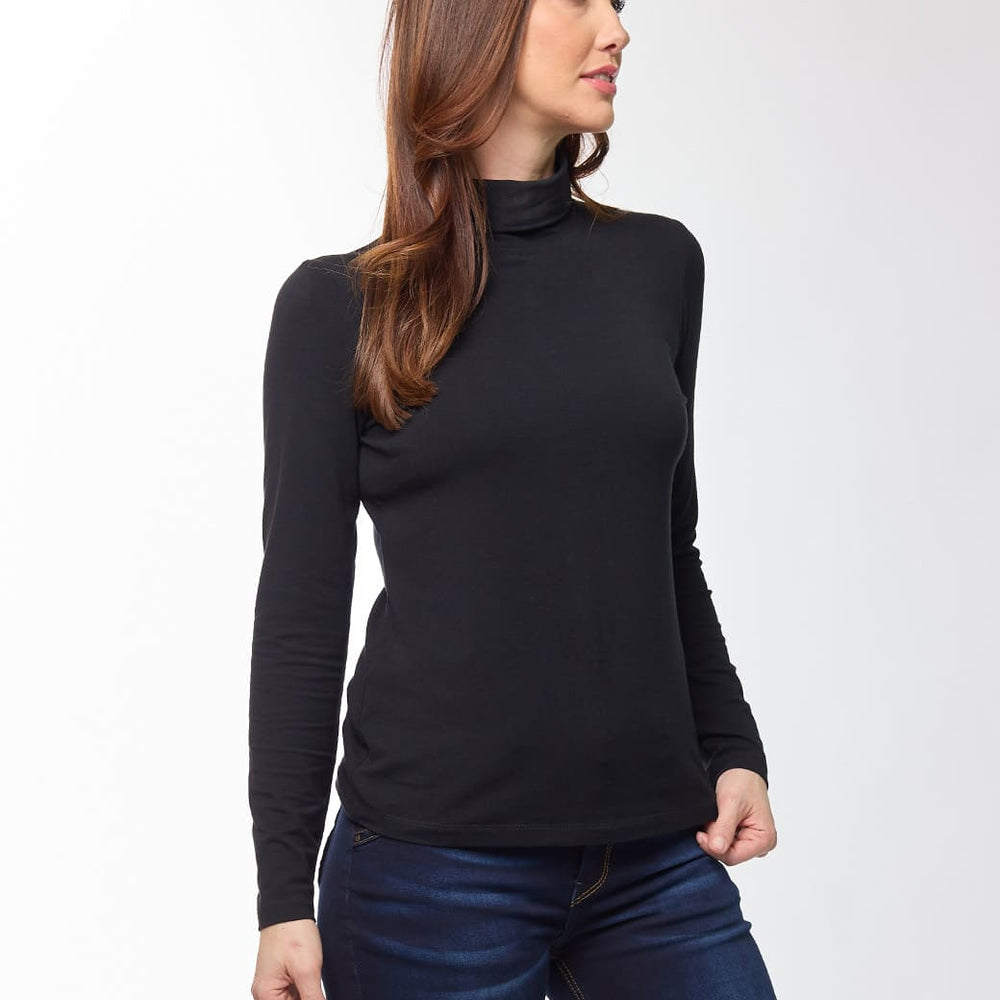 
                      
                        Blusa negra cuello alto Esenciales
                      
                    